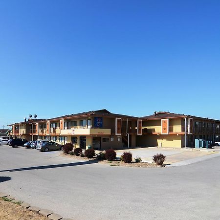 Super 7 Motel Коралвил Екстериор снимка