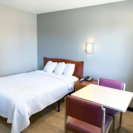 Super 7 Motel Коралвил Екстериор снимка