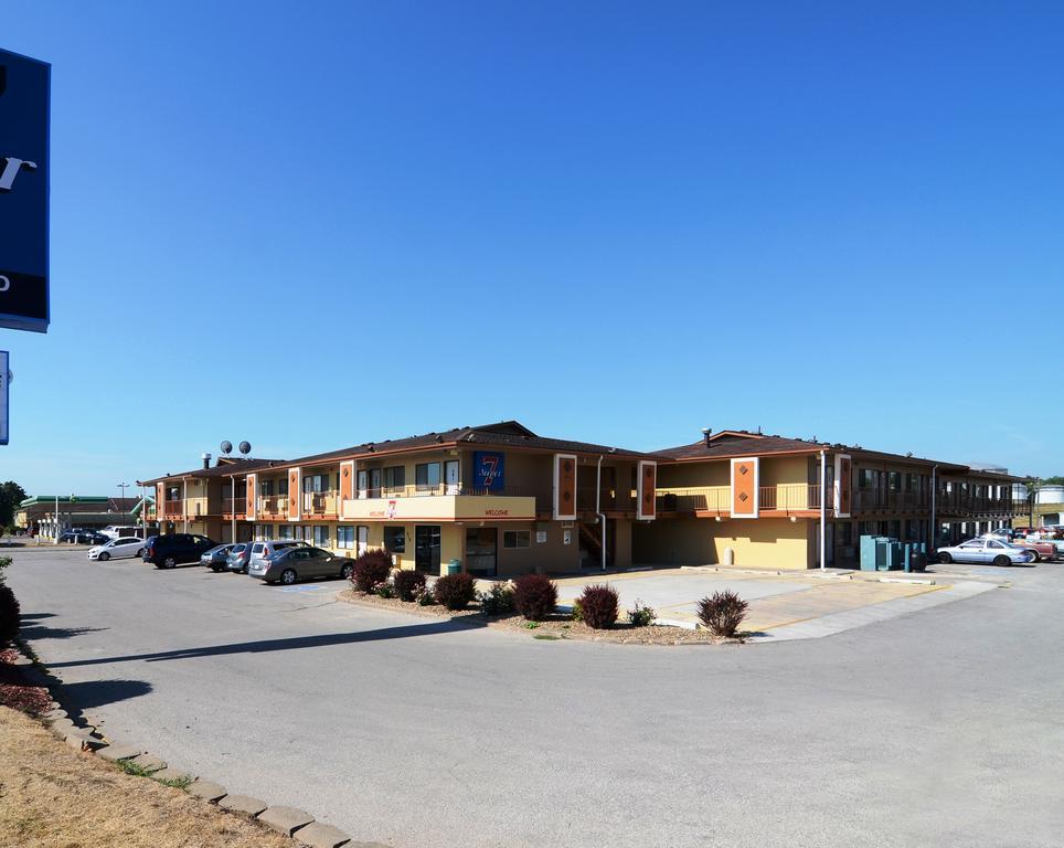Super 7 Motel Коралвил Екстериор снимка