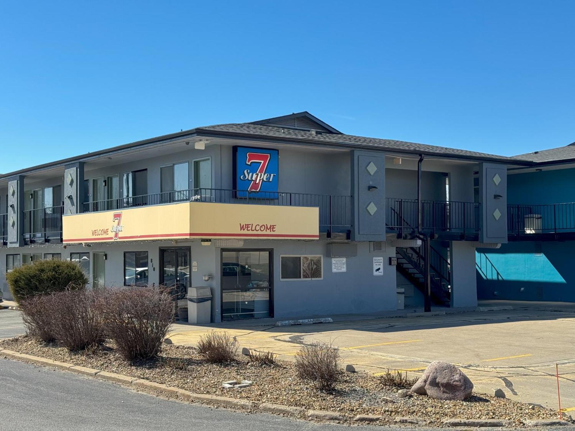 Super 7 Motel Коралвил Екстериор снимка