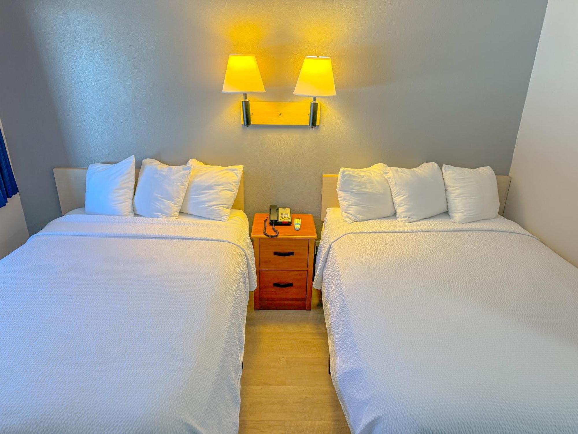 Super 7 Motel Коралвил Екстериор снимка