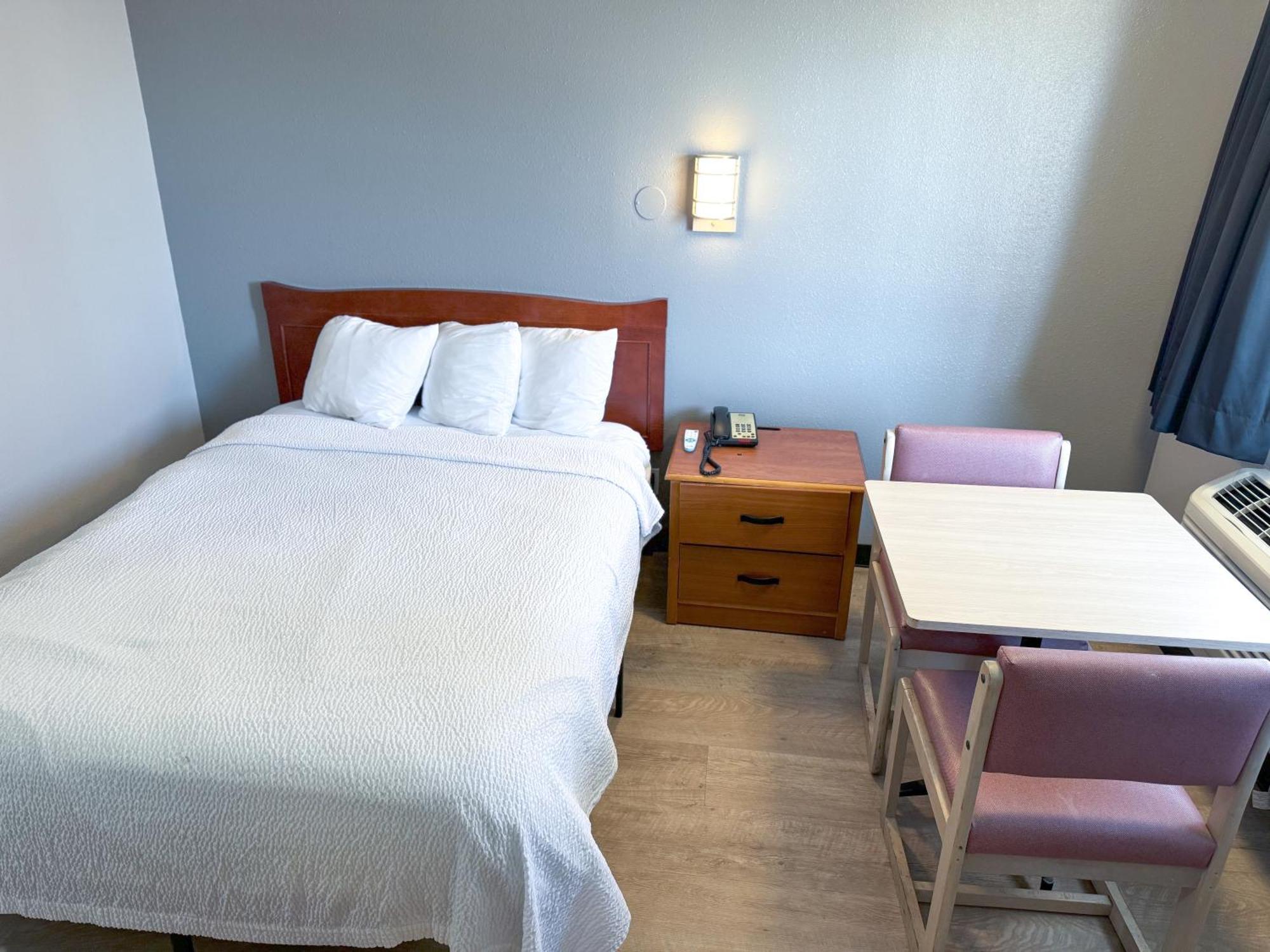 Super 7 Motel Коралвил Екстериор снимка
