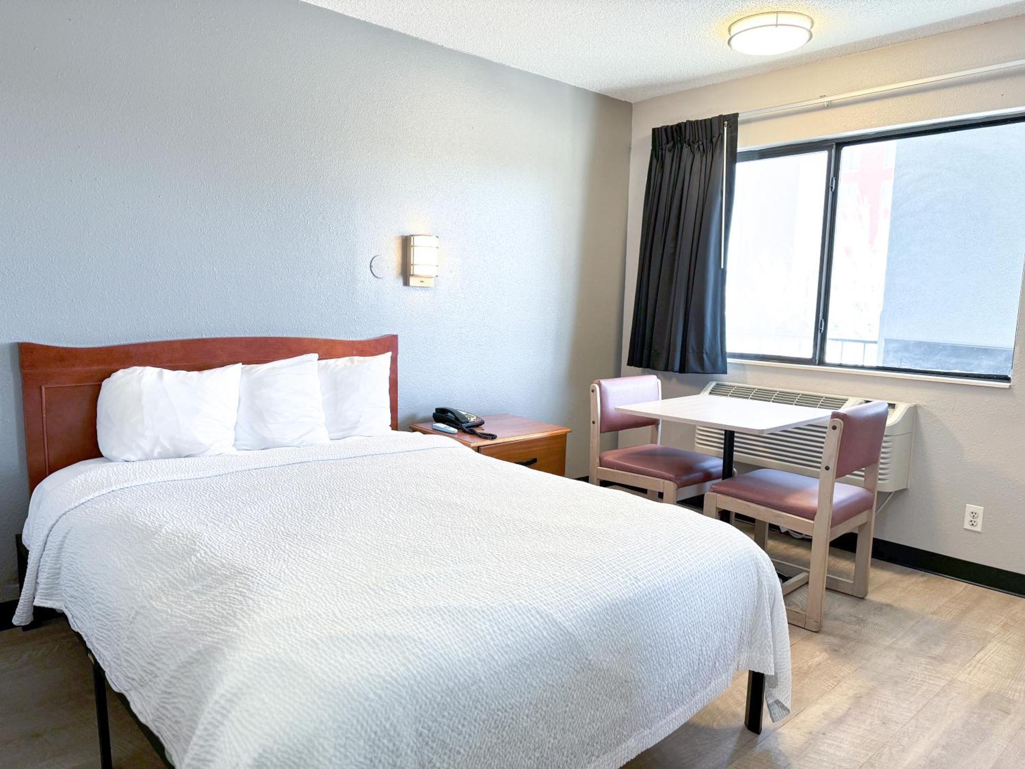 Super 7 Motel Коралвил Екстериор снимка
