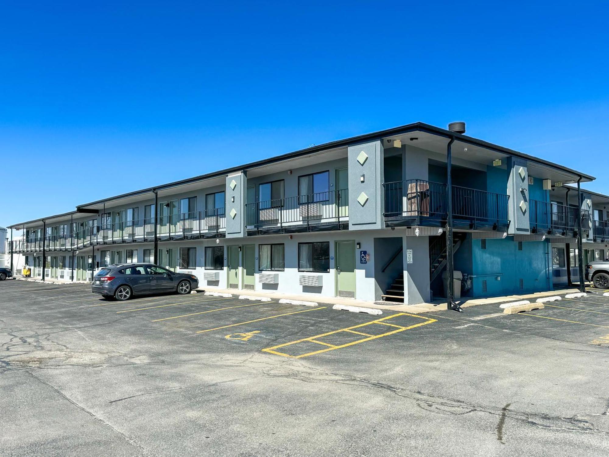 Super 7 Motel Коралвил Екстериор снимка