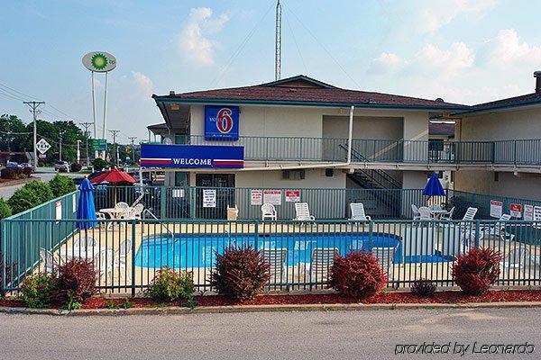 Super 7 Motel Коралвил Екстериор снимка