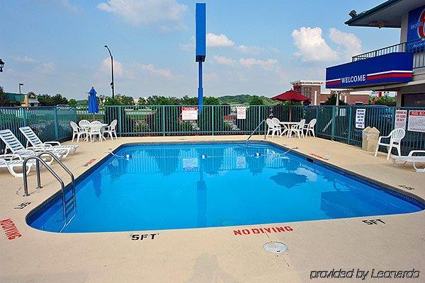 Super 7 Motel Коралвил Екстериор снимка
