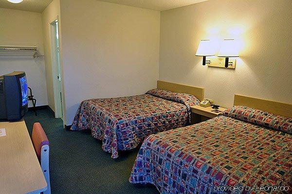 Super 7 Motel Коралвил Екстериор снимка