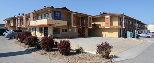 Super 7 Motel Коралвил Екстериор снимка